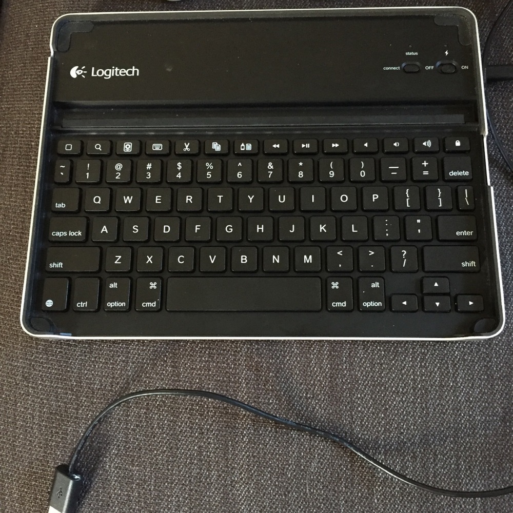iPad keyboard. 2 Apple earbuds. 2 Bberry chargers.